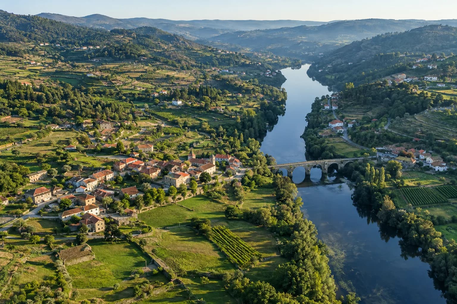 Vista aérea de um distrito rural com aldeias, campos e um vale de rio