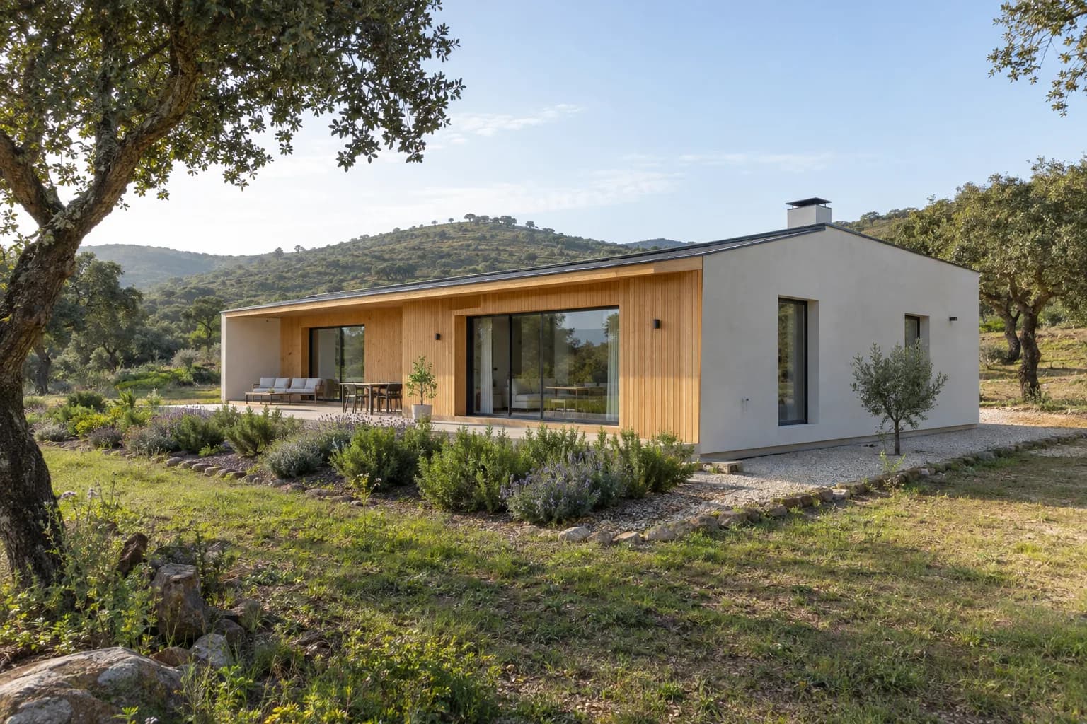 Casa modular térrea de fachada clara e madeira num terreno rural português