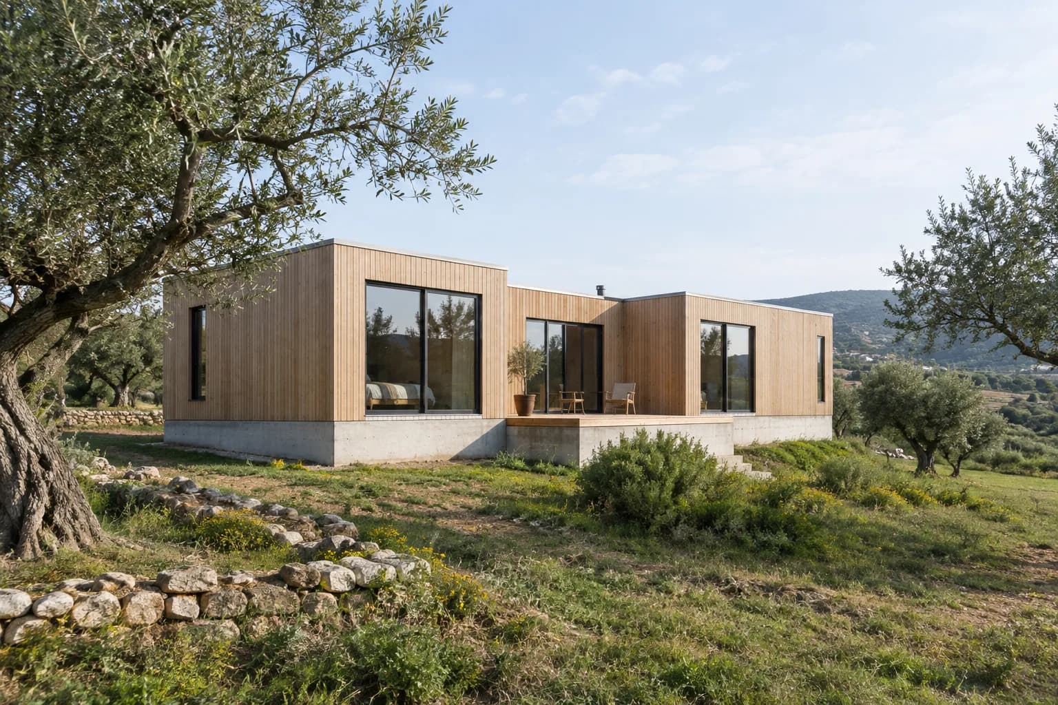 Imagem de exemplo: casa modular com revestimento de madeira clara, sobre base de betão, num terreno com oliveiras