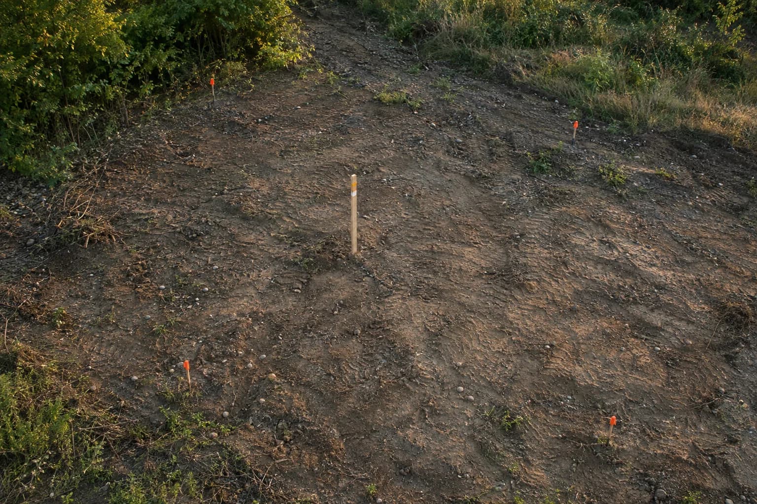 Vista aérea de um terreno com estacas de marcação